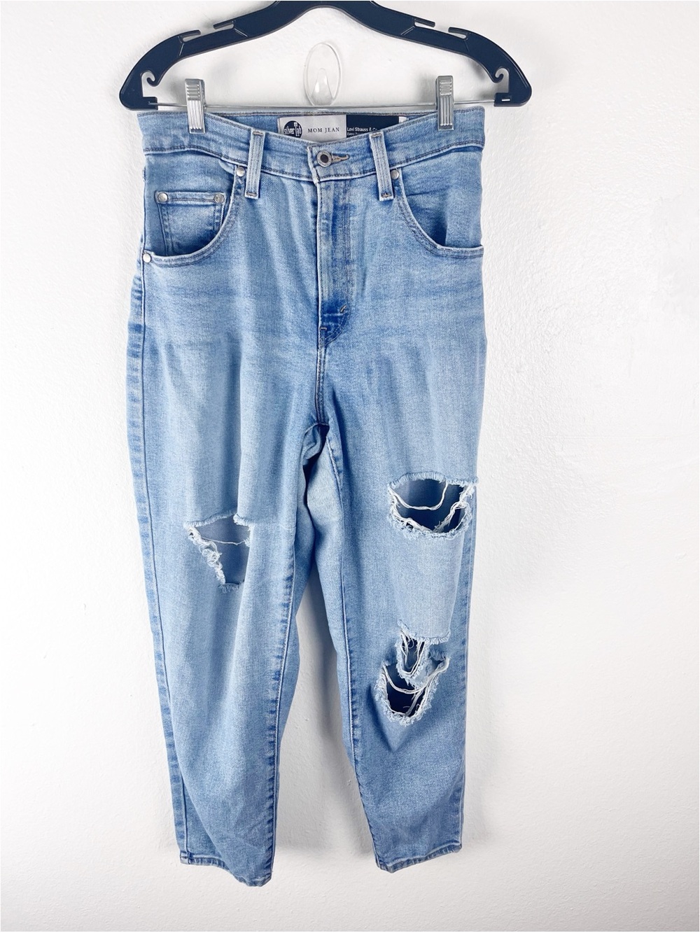 LEVI’S Silver Tab Light Wash Distressed High Rise Mom Jeans Size 27 Boho Casual